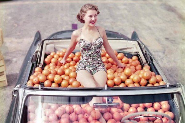 femme maillot orange décapotable